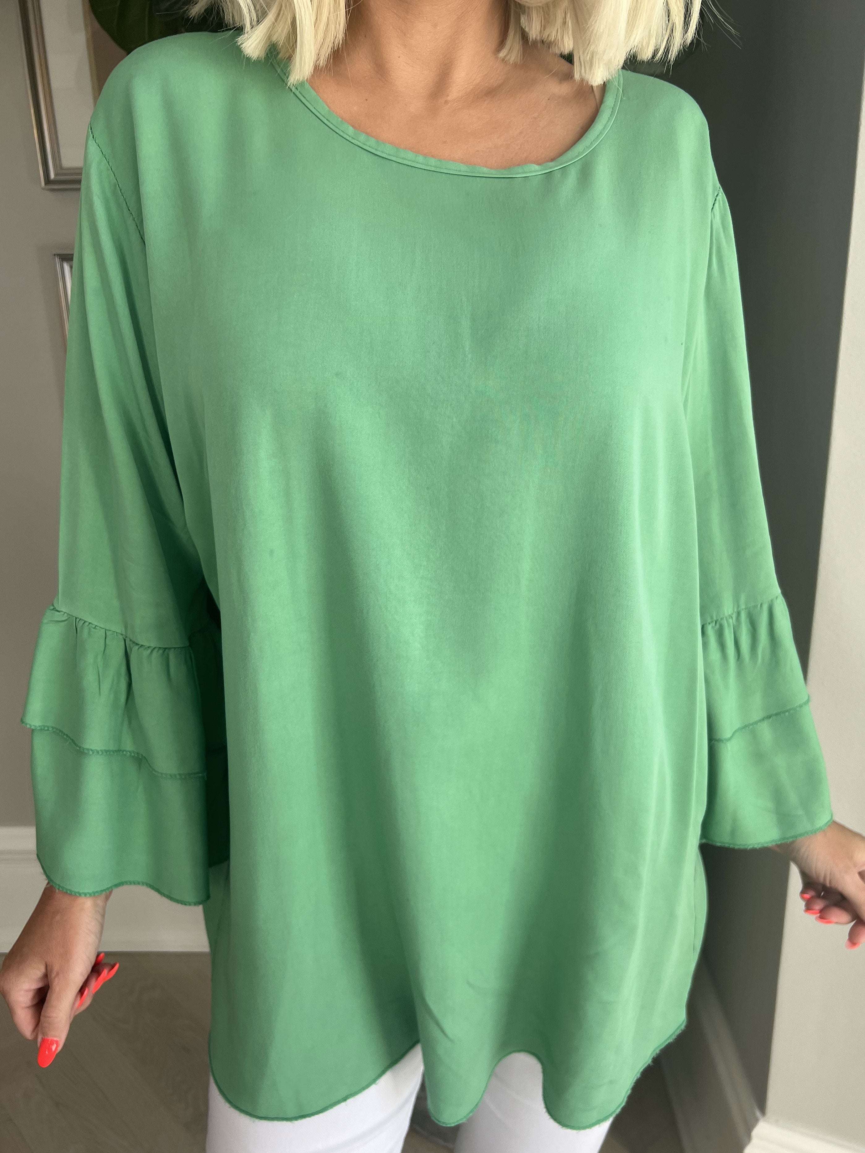 Kayla - Sød bluse i viskose med flæser på ærmerne